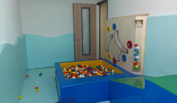 Softplay room with ball pool and tube ball frame